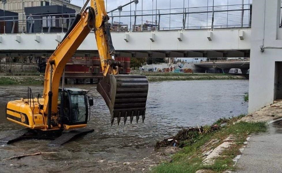Механизација влезе во коритото на Вардар – се чисти од наноси