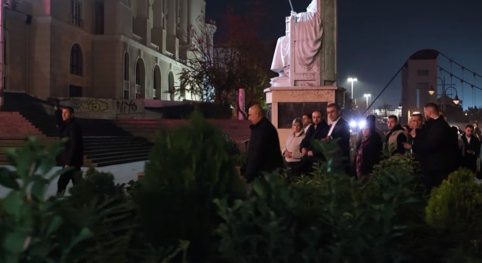 „ТРГНЕТЕ ОД ДВЕТЕ СТРАНИ, СУДРЕТЕ СЕ НЕГДЕ“: Мицкоски објави видео, им дава насока на градоначалниците и претпријатијата како да чистат