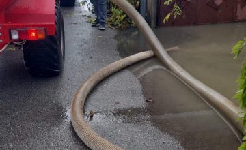 ЦУК: Во Охрид регистрирани поплавени подруми и дворови во помал обем, се чистат каналите и коритата