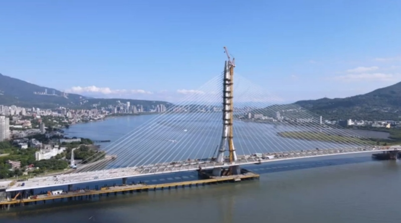 Скулпторски столб висок 200 метри го краси мостот-рекордер во Тајван