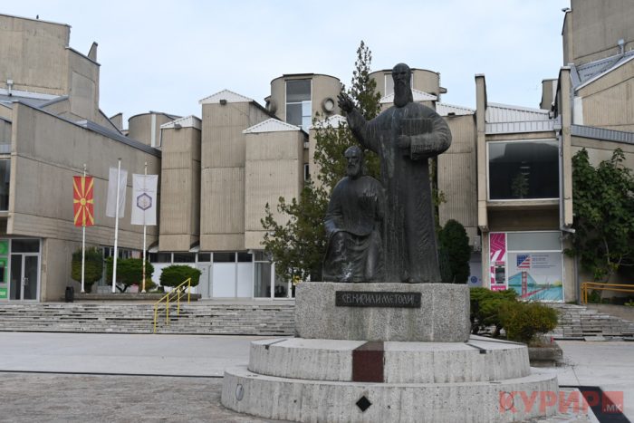 МИЦКОСКИ: Досега 27.000 студенти ги подигнаа ваучерите кои се со вредост од 15.300 денари, останува на нивна совест како ќе ги користат