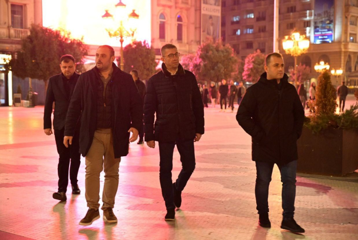 Премиерот Мицкоски со градоначалникот Ѓорѓиевски во вечерна обиколка на Скопје