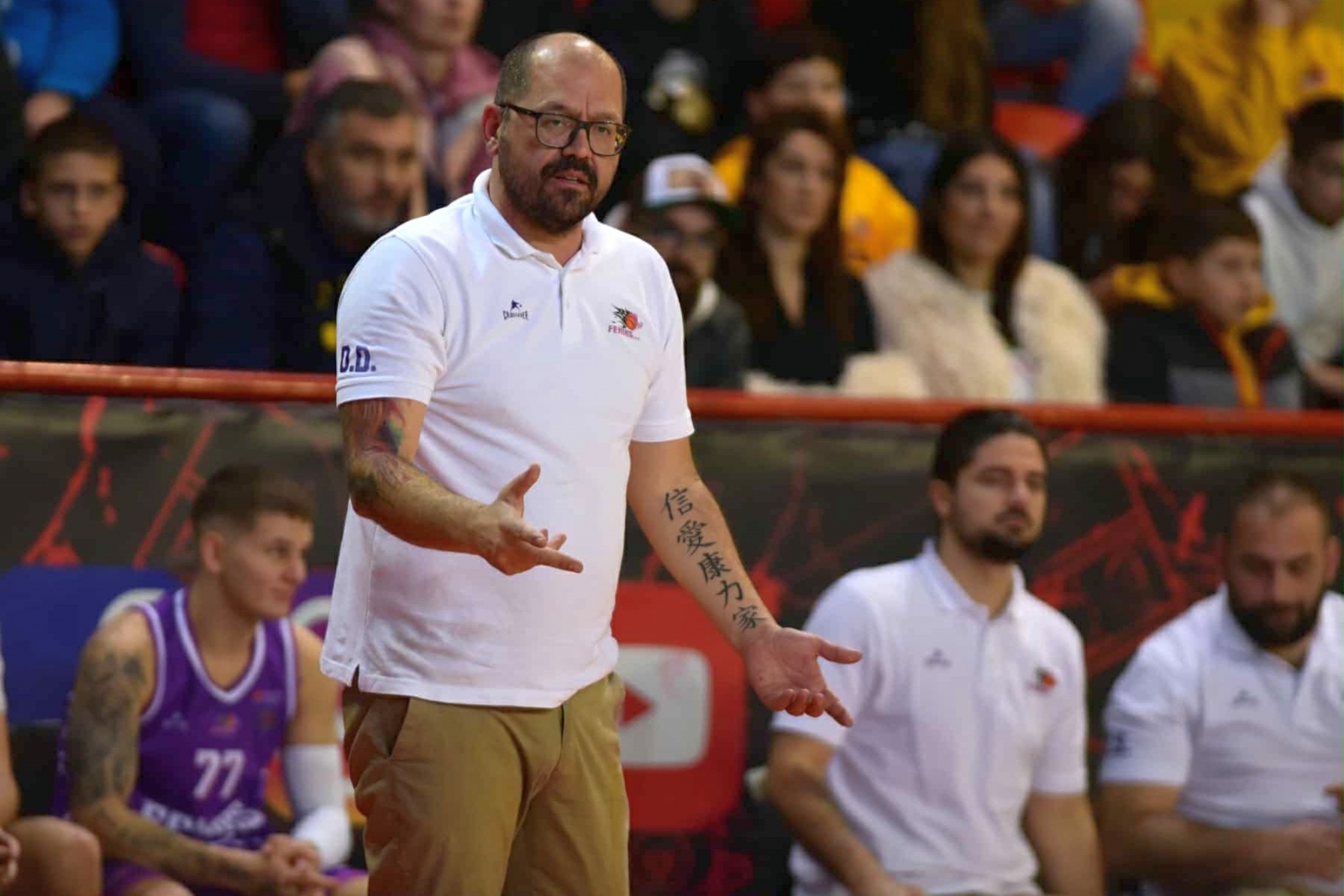 Тренерот на Феникс збесна – викаше на англиско-македонски: Фак ју ол, направете бе блок (ВИДЕО)