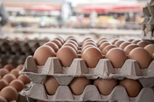 Поскапеа јајцата – потрошувачите реагираат и дека тешко може да се најдат низ маркетите