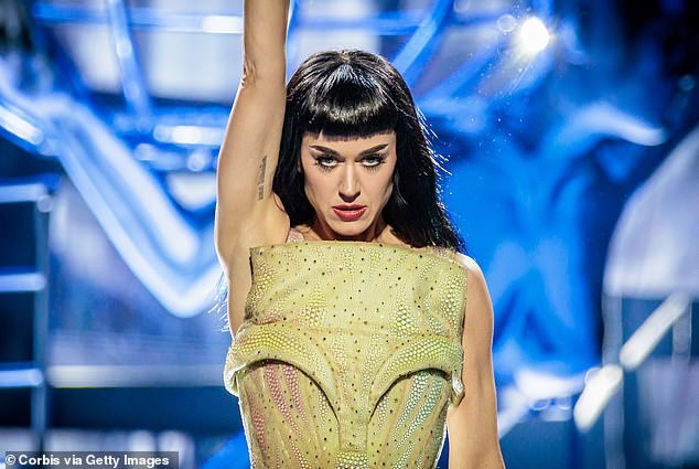 Бурната романса на Кејти Пери со Џастин Трудо станува уште посериозна како што се приближуваат празниците