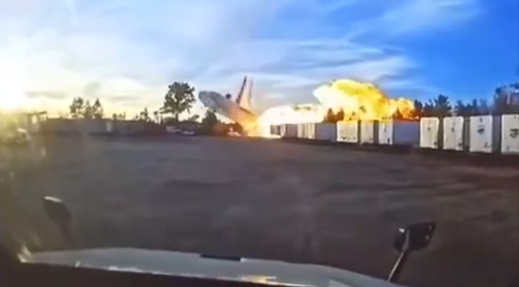 ВИДЕО: Се урна товарен авион во САД, најмалку 7 загинати