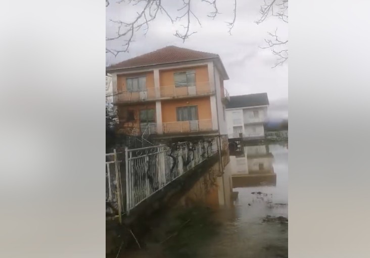 ПОПЛАВЕНИ 50 КУЌИ ВО РЕСЕН, ПАДНАТ ПОКРИВ НА КУЌА ВО ПРИЛЕП – бројни штети од досегашните поплави