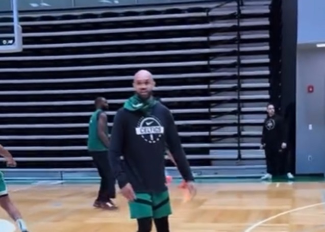 Необичен тренинг: Ѕвездите на Бостон ги покажаа ракометните способности (ВИДЕО)