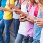 Патот од екранот до болничкиот кревет – новата реалност на младите