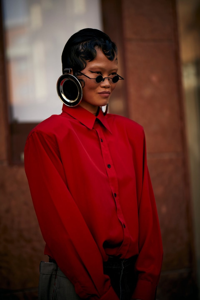 Кошулата во оваа боја е вистински есенски хит: Заборавете на белата!