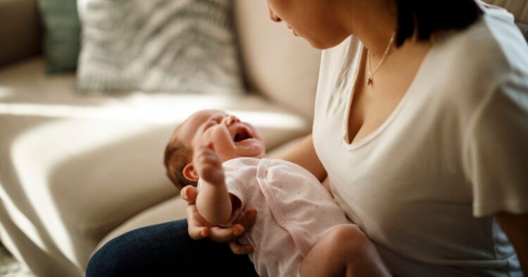 Зошто некои бебиња престануваат да дишат кога плачат и како да реагирате