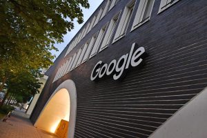 Вештачката интелигенција греши, корисниците не треба „слепо“ да ѝ веруваат, вели шефот на „Гугл“