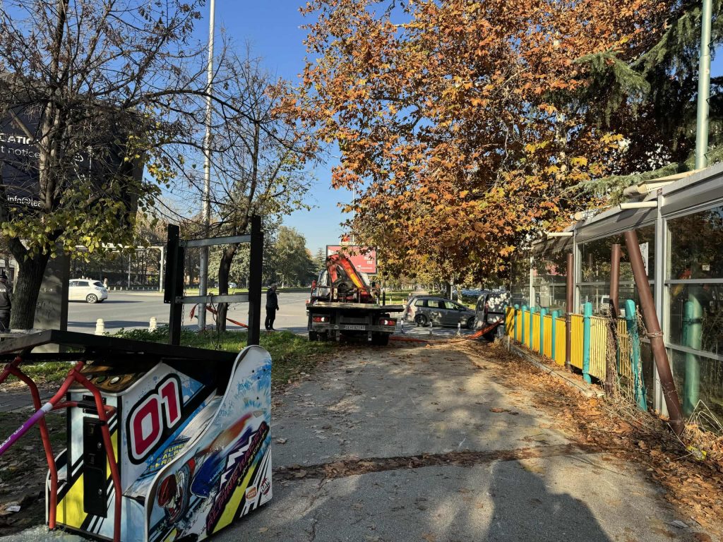 (ФОТО) Општина Аеродром отстранува времен објект до „Капитол мол“