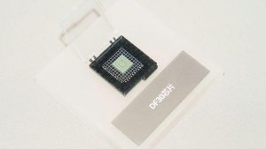 Додека браншата стравува од криза од микрочипови, Донгфенг Мотор сам си ги развива и произведува