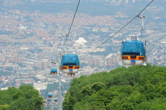 ЈСП Скопје демантира дека тригодишно дете и тројца возрасни биле заглавени на жичарата на Водно
