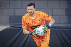 Димитриевски им се извинувал на соиграчите, Валенсија парично ќе го казни