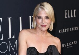 (Фото) Поминала низ пекол поради погрешна дијагноза, но сепак има насмевка: познатата русокоса блеска