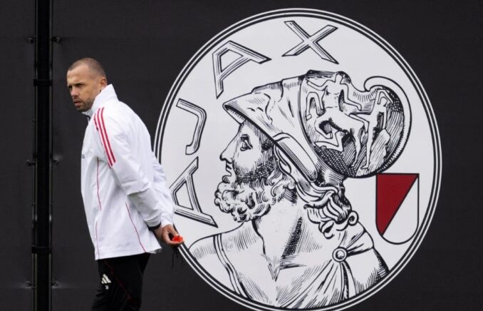 Ајакс го отпушти Хајтинга