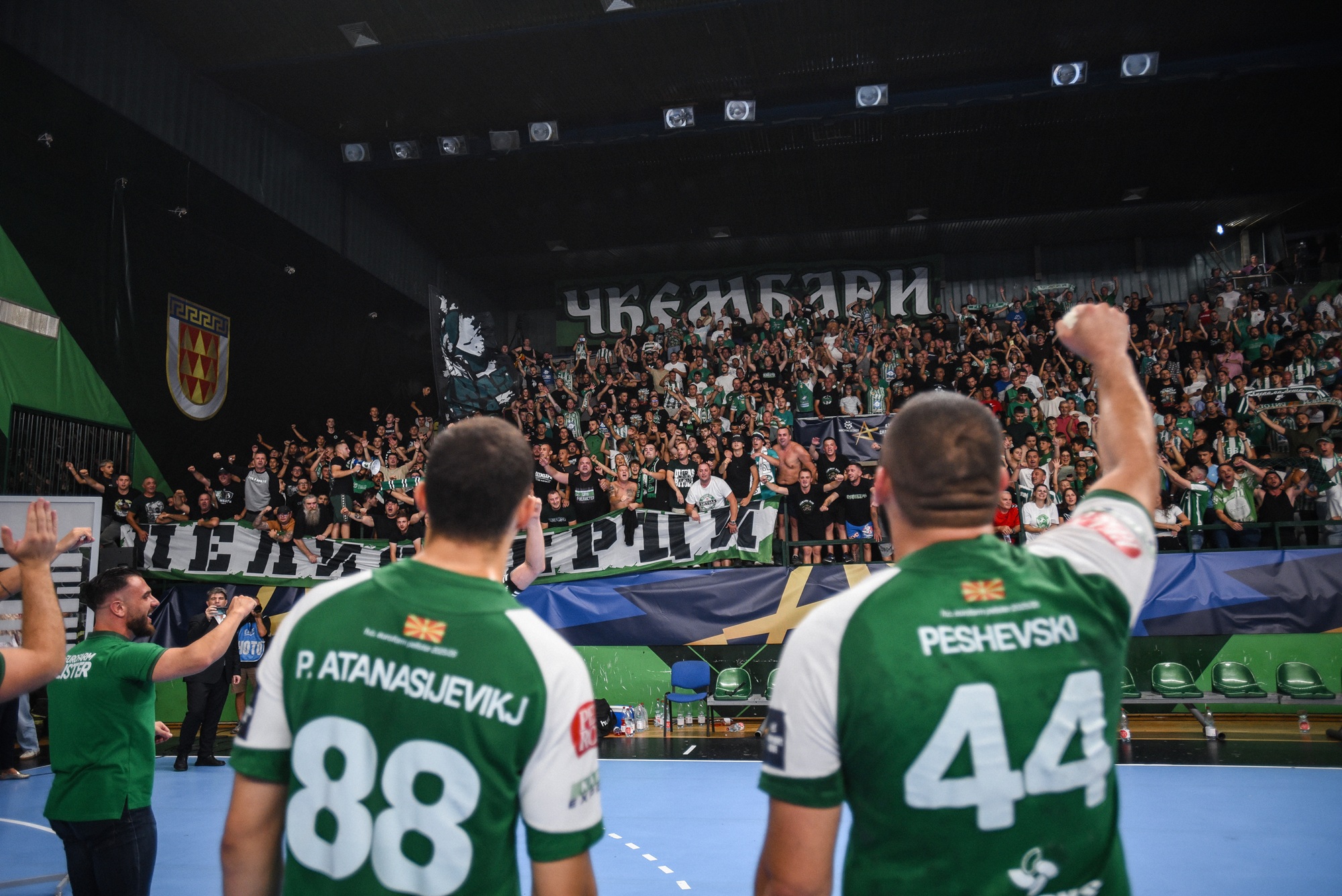 Битолските навивачи во фокусот на ЕХФ – како Чкембари креираат зелена магија