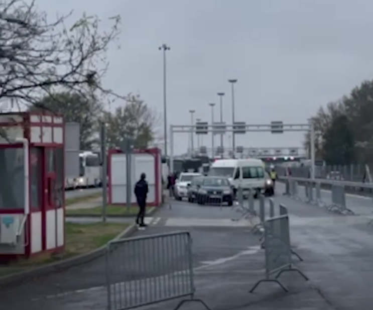 (ВИДЕО) „БЕЗ ХРАНА, БЕЗ ВОДА И ЕДЕН ТОАЛЕТ!“ Агонијата на Србите на овој премин, заглавени на средина десет часа: „Полошо е од затвор“