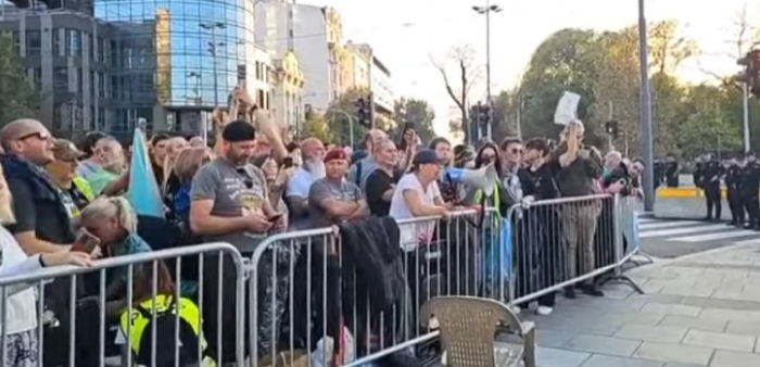 Тензии пред српскиот Парламент откако почна штрајкот на мајката чие дете лани загина при падот на бетонската настрешница во Нови Сад