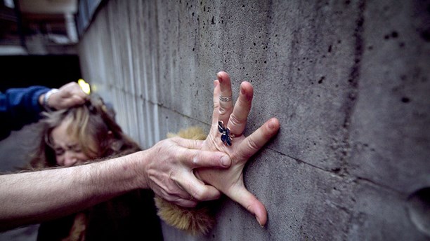 Грабнале жена, ја тепале, па откако се онесвестила, ја силувале во напуштен објект во Струга