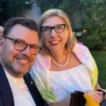 (Фото) Сопругата на шеф Марк згодна во костим за капење на егзотична плажа