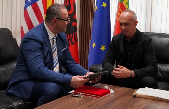 ЈОВАНОВСКИ ЈА ПРЕЗЕДЕ ФУНКЦИЈАТА ОД ДЕХАРИ: Нека е аирлија, да продолжиме заедно напред, за достоинствен живот за сите во Кичево