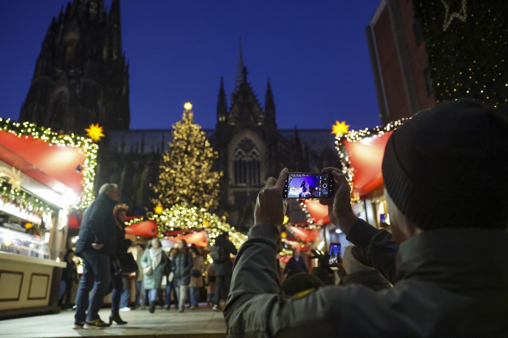 Мерц: Ме вознемирува што не можеме да имаме божиќни пазари без големо осигурување