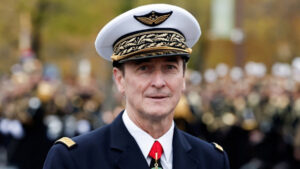 Политичка бура: Генералот Мандон ги повикува Французите да сметаат на загубата на своите деца