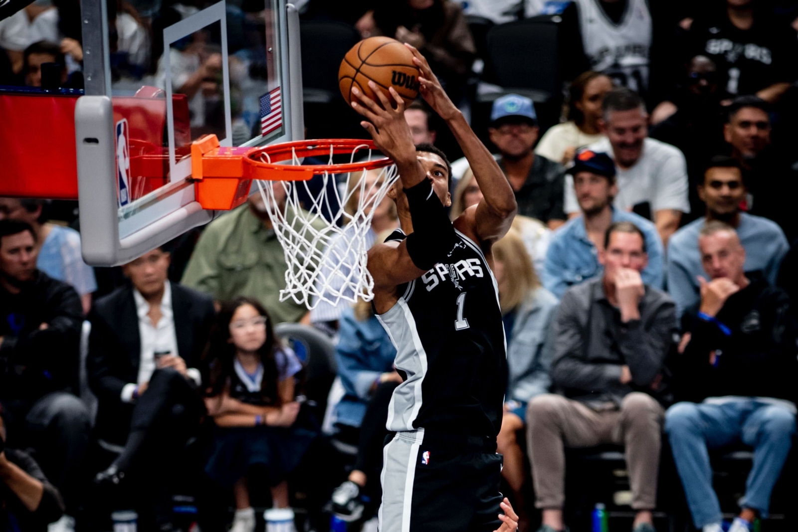 Вембањама и Јанис без милост ги полнеа кошевите, Далас се – посрамоти (ВИДЕО)