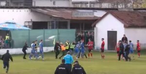 ВИДЕО: Нападнат гостински играч во дербито на Втората лига, Брегалница и го нанесе првиот пораз на Шкендија Арачиново