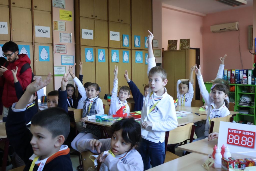 Учениците во Аеродром учат за даноци преку игри, почна финансиската едукација за најмладите