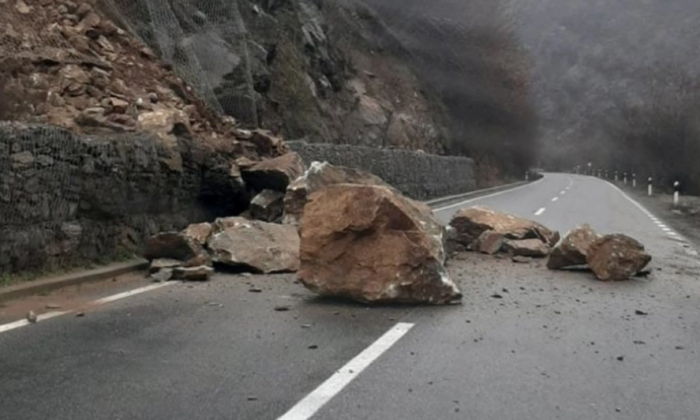 Одрон на патот Охрид – Св. Наум, сообраќајот се одвива по една лента