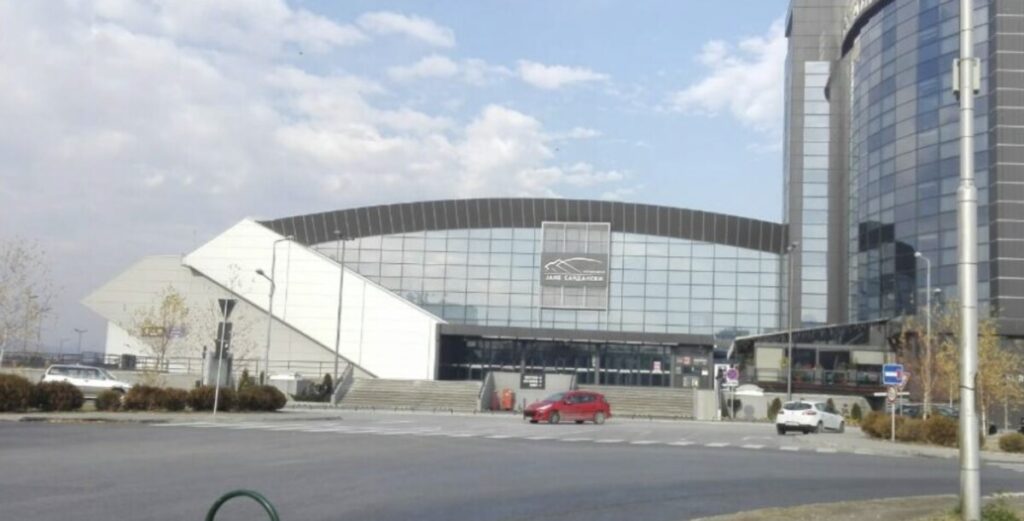 Тежок инцидент на концерт во „Јане Сандански“: Скопјанец нападнат со остар предмет и боксирач