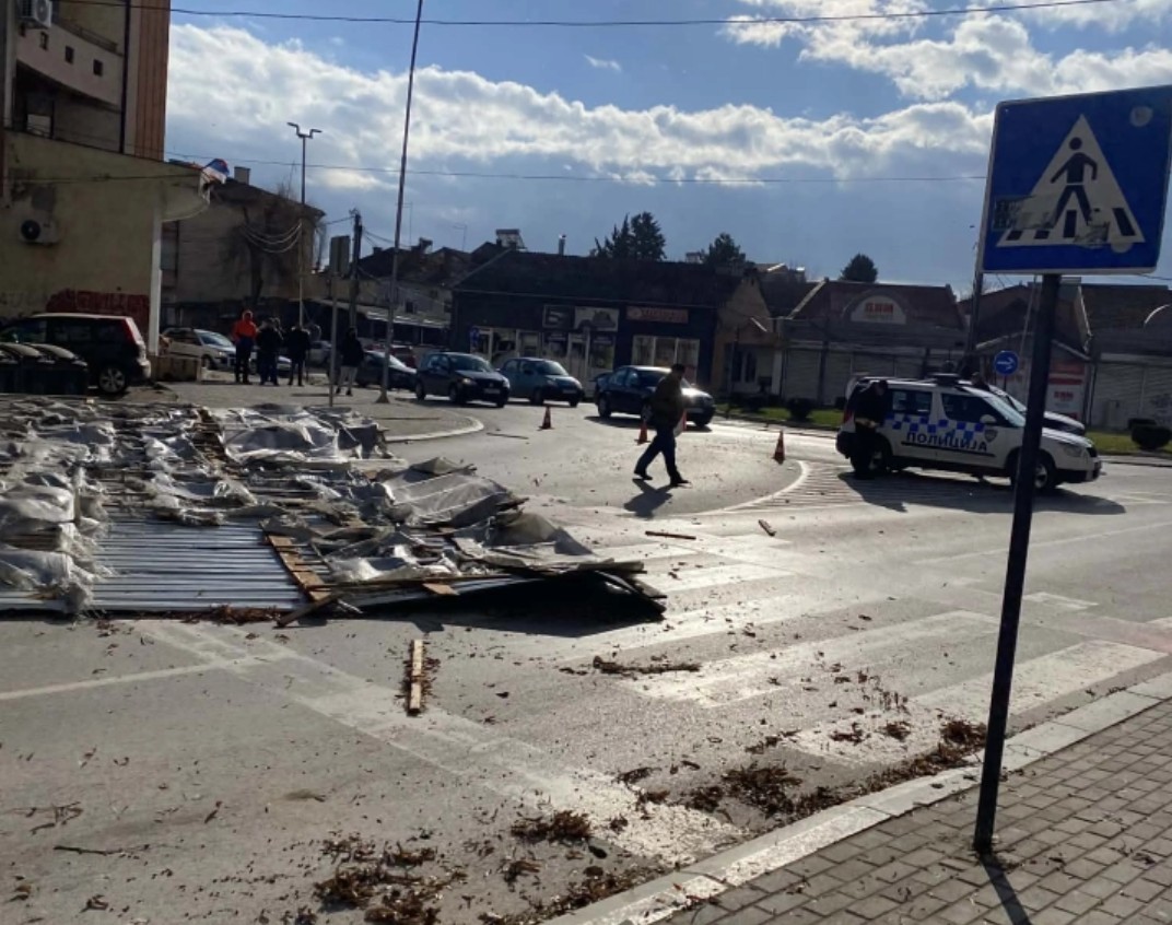 Од силен ветер падна парче лим од покрив на зграда во центарот на Куманово (ВИДЕО)
