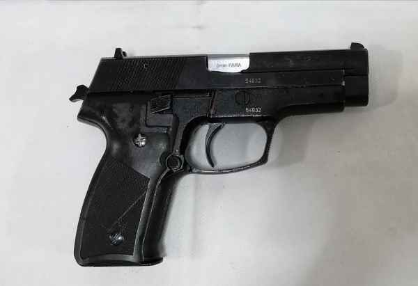 Прилепска тројка со електрична брусилка „бришела“ ознаки на пиштоли за препродажба