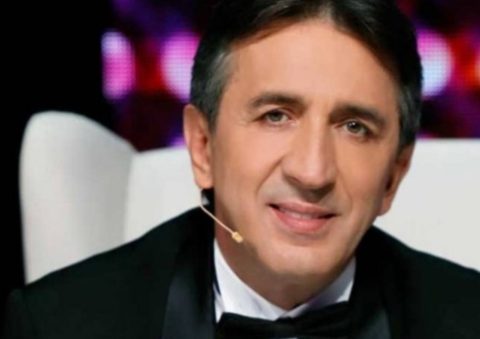 Поранешната на Жика позираше покрај елката во мини здолниште и ги покажа своите долги нозе