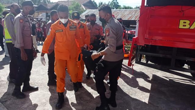 Тешка автобуска несреќа во Индонезија: Најмалку 16 мртви, десетици повредени