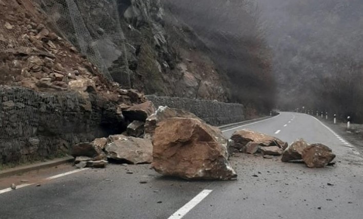 Поради одрон сообраќајот од Охрид до Свети Наум се одвива отежнато