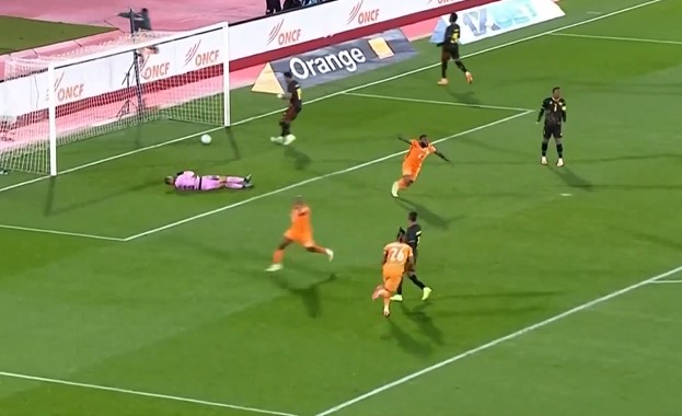 Африканците прават шоу на трибини, ама и на терен