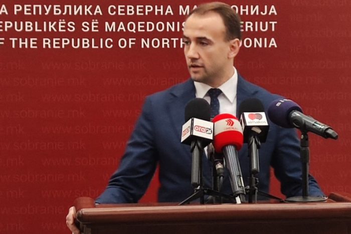 ЛИЦЕМЕРИЕТО НА СДСМ: Избегаа од Собранието и темата за наводните мигранти, од која устата пена им фати, а резолуцијата не ја ни поднеле