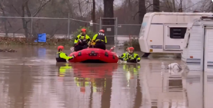 (ВИДЕО) Големи поплави во Вашингтон, десетици илјади луѓе се евакуирани