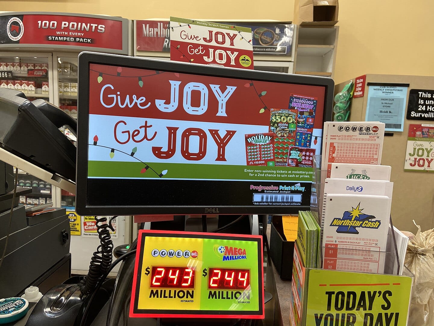 БОЖИЌ МУ ДОНЕСЕ ЏЕКПОТ ОД 1,8 МИЛИЈАРДИ ДОЛАРИ: Ливчето на американската лотарија Powerball купено на бензинска во Арканзас, добитникот анонимен