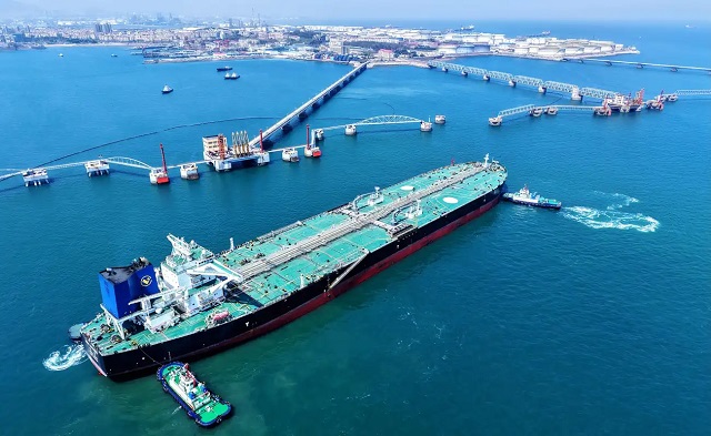 Цените на нафтата паднаа под 63 долари, загриженоста за понудата се намалува