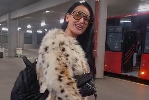 Инди како остатокот од светот: Пејачката се вози со автобус (видео)