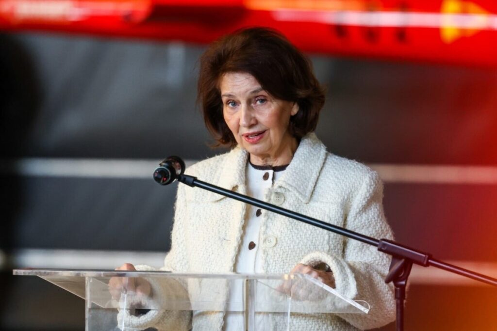 Сиљановска-Давкова разговараше со македонските мировници:  Не е случајна огромната доверба на граѓаните во Армијата