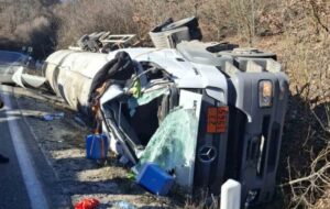 Целосен прекин на сообраќајот Струга – Ќафасан поради превртена цистерна