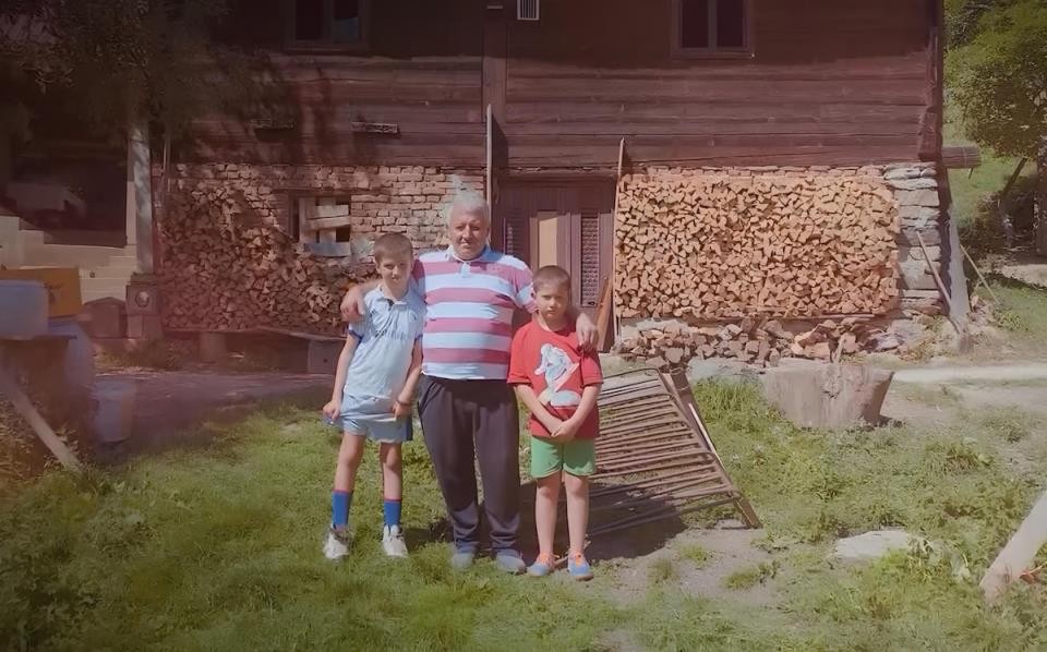 Милојиќ е самохран татко на две момчиња: Милан и Вељко биле напуштени од нивната мајка, а татко им една работа најмногу го боли