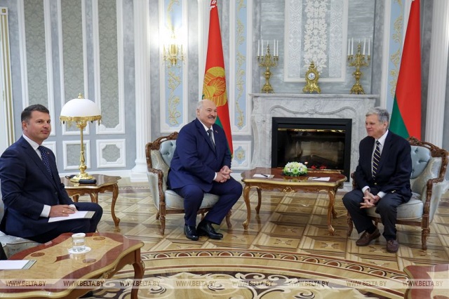 Белорусија ослободи нобеловец и опозициски лидери, САД ги укинаа санкциите за белорускиот поташ